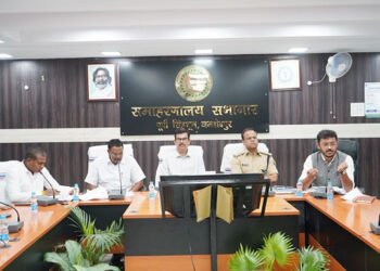 jamshedpur dc meeting for durga puja : जमशेदपुर के उपायुक्त ने की दुर्गापूजा को लेकर पेश-ए-इमाम, मस्जिदों के अध्यक्ष एवं सचिव के साथ बैठक, सीसीटीवी से होगी निगरानी, सोशल मीडिया की भ्रामक खबरों एवं एआई जनरेटेड फेक वीडियो से सावधान रहने की अपील jamshedpur dc meeting for durga puja : जमशेदपुर के उपायुक्त ने की दुर्गापूजा को लेकर पेश-ए-इमाम, मस्जिदों के अध्यक्ष एवं सचिव के साथ बैठक, सीसीटीवी से होगी निगरानी, सोशल मीडिया की भ्रामक खबरों एवं एआई जनरेटेड फेक वीडियो से सावधान रहने की अपील