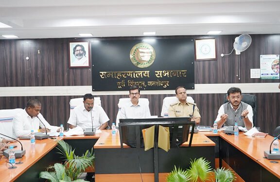 jamshedpur dc meeting for durga puja : जमशेदपुर के उपायुक्त ने की दुर्गापूजा को लेकर पेश-ए-इमाम, मस्जिदों के अध्यक्ष एवं सचिव के साथ बैठक, सीसीटीवी से होगी निगरानी, सोशल मीडिया की भ्रामक खबरों एवं एआई जनरेटेड फेक वीडियो से सावधान रहने की अपील jamshedpur dc meeting for durga puja : जमशेदपुर के उपायुक्त ने की दुर्गापूजा को लेकर पेश-ए-इमाम, मस्जिदों के अध्यक्ष एवं सचिव के साथ बैठक, सीसीटीवी से होगी निगरानी, सोशल मीडिया की भ्रामक खबरों एवं एआई जनरेटेड फेक वीडियो से सावधान रहने की अपील