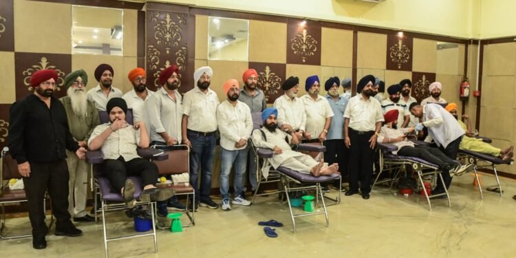 Ramgarhia sabha sakchi blood donation- रामगढ़िया सभा परिसर साकची में लगा रक्तदान शिविर, 103 यूनिट रक्त संग्रह, जरूरतमंद की उम्मीद की किरण है रक्त, दान करें: सभा Ramgarhia sabha sakchi blood donation- रामगढ़िया सभा परिसर साकची में लगा रक्तदान शिविर, 103 यूनिट रक्त संग्रह, जरूरतमंद की उम्मीद की किरण है रक्त, दान करें: सभा