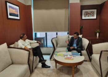 Jharkhand resident commisioner meeting : झारखंड भवन में रेजिडेंट कमिश्नर अरवा राजकमल और गृह मंत्रालय के मुख्य सुरक्षा अधिकारी अनिल कुमार चतुर्वेदी के बीच बैठक, कई मुद्दों पर चर्चा