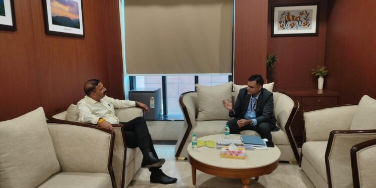 Jharkhand resident commisioner meeting : झारखंड भवन में रेजिडेंट कमिश्नर अरवा राजकमल और गृह मंत्रालय के मुख्य सुरक्षा अधिकारी अनिल कुमार चतुर्वेदी के बीच बैठक, कई मुद्दों पर चर्चा