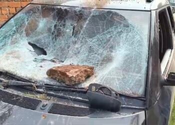 Jamshedpur incident – बिरसानगर में असामाजिक तत्वों का तांडव, दो कारों के शीशे तोड़े, एक में आग लगाने की कोशिश