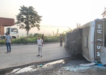 Saraikela nh accident – चौका के एनएच-33 पर यात्रियों से भरी बस पलटी, कई घायल Saraikela nh accident – चौका के एनएच-33 पर यात्रियों से भरी बस पलटी, कई घायल