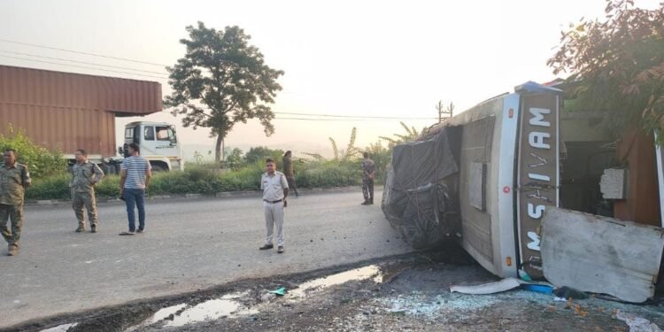 Saraikela nh accident – चौका के एनएच-33 पर यात्रियों से भरी बस पलटी, कई घायल Saraikela nh accident – चौका के एनएच-33 पर यात्रियों से भरी बस पलटी, कई घायल