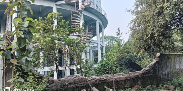 Jamshedpur boundary wall broken – छोटा गोविंदपुर जलापूर्ति टंकी की टूटी चहारदीवारी, दो माह से मरम्मत का इंतजार Jamshedpur boundary wall broken – छोटा गोविंदपुर जलापूर्ति टंकी की टूटी चहारदीवारी, दो माह से मरम्मत का इंतजार
