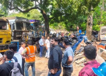 Jamshedpur shops demolished – बर्मामाइंस में कोर्ट के आदेश पर टाटा स्टील लैंड डिपार्टमेंट की टीम ने पांच दुकानें तोड़ीं, एक दुकानदार ने मांगा दो दिन का समय, देखिए – video