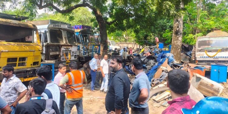 Jamshedpur shops demolished – बर्मामाइंस में कोर्ट के आदेश पर टाटा स्टील लैंड डिपार्टमेंट की टीम ने पांच दुकानें तोड़ीं, एक दुकानदार ने मांगा दो दिन का समय, देखिए – video