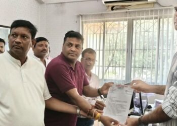 Jamshedpur bjp parsudih : जनसमस्याओं को लेकर भाजपा परसुडीह मंडल ने बीडीओ को सौंपा ज्ञापन, दुर्गा पूजा के पहले सड़क दुरुस्त करने के लिए बढ़ाया दबाव