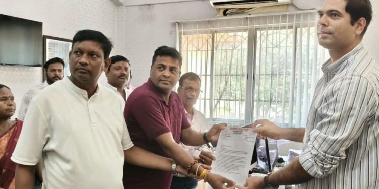 Jamshedpur bjp parsudih : जनसमस्याओं को लेकर भाजपा परसुडीह मंडल ने बीडीओ को सौंपा ज्ञापन, दुर्गा पूजा के पहले सड़क दुरुस्त करने के लिए बढ़ाया दबाव Jamshedpur bjp parsudih : जनसमस्याओं को लेकर भाजपा परसुडीह मंडल ने बीडीओ को सौंपा ज्ञापन, दुर्गा पूजा के पहले सड़क दुरुस्त करने के लिए बढ़ाया दबाव