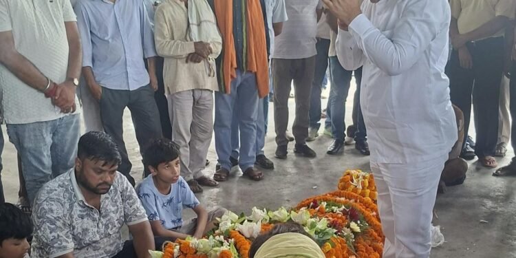 Adityapur sad news : रेलवे शिव मंदिर के संरक्षक श्रीनिवास यादव के निधन से क्षेत्र में शोक की लहर, आदित्यपुर ने खोया अपना एक समर्पित समाजसेवी : पुरेंद्र