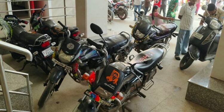 Jamshedpur mgm hospital – एमजीएम अस्पताल के पार्किंग में बिना लॉक खड़े आठ दोपहिया वाहनों को सुरक्षाकर्मियों ने किया जब्त, चेतावनी देकर छोड़ा