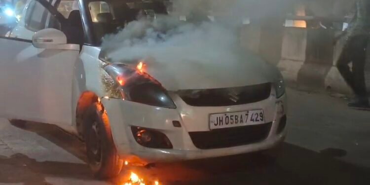 Adityapur fire – आदित्यपुर में चलती कार में लगी आग, मची-अफरा तफरी Adityapur fire – आदित्यपुर में चलती कार में लगी आग, मची-अफरा तफरी