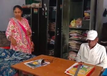 Saraikela theft : नीमडीह के एक स्कूल में चोरी, मिड-डे मील की सामग्री, चावल व गैस सिलेंडर गायब, देखिए – video Saraikela theft : नीमडीह के एक स्कूल में चोरी, मिड-डे मील की सामग्री, चावल व गैस सिलेंडर गायब, देखिए – video