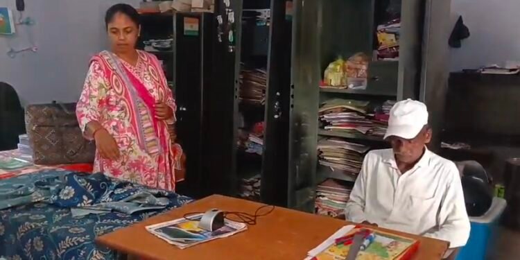 Saraikela theft : नीमडीह के एक स्कूल में चोरी, मिड-डे मील की सामग्री, चावल व गैस सिलेंडर गायब, देखिए – video