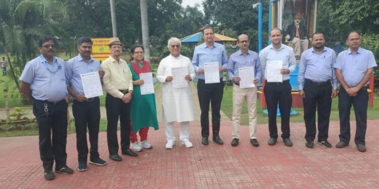 Jamshedpur bonus : जमशेदपुर के निक्को जुबली पार्क के कर्मचारियों का हुआ बोनस समझौता, एकमुश्त इतनी राशि मिलेगी Jamshedpur bonus : जमशेदपुर के निक्को जुबली पार्क के कर्मचारियों का हुआ बोनस समझौता, एकमुश्त इतनी राशि मिलेगी
