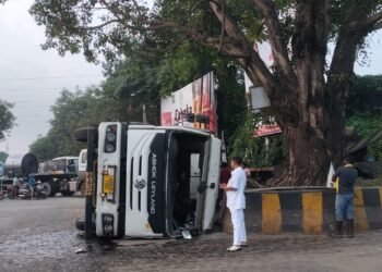 Jamshedpur accident – साकची में ट्रेलर अनियंत्रित होकर सड़क पर पलटा, कोई हताहत नहीं Jamshedpur accident – साकची में ट्रेलर अनियंत्रित होकर सड़क पर पलटा, कोई हताहत नहीं