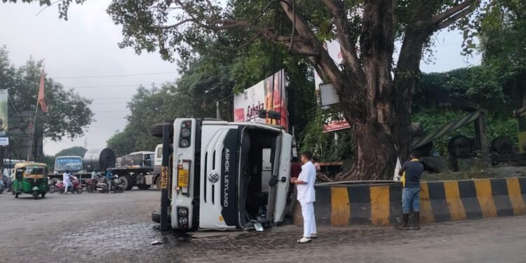 Jamshedpur accident – साकची में ट्रेलर अनियंत्रित होकर सड़क पर पलटा, कोई हताहत नहीं
