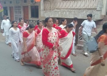 Jamshedpur mahalaya : जुगसलाई में महालया पर निकली शोभा यात्रा, ढाक बाजा के साथ पारंपरिक परिधानों में पूरे क्षेत्र का किया भ्रमण, देखिए – video Jamshedpur mahalaya : जुगसलाई में महालया पर निकली शोभा यात्रा, ढाक बाजा के साथ पारंपरिक परिधानों में पूरे क्षेत्र का किया भ्रमण, देखिए – video