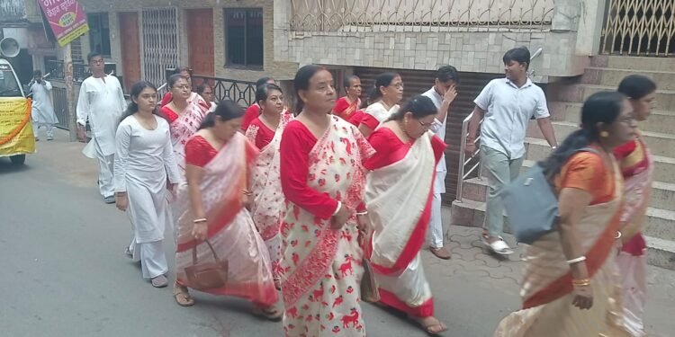 Jamshedpur mahalaya : जुगसलाई में महालया पर निकली शोभा यात्रा, ढाक बाजा के साथ पारंपरिक परिधानों में पूरे क्षेत्र का किया भ्रमण, देखिए – video Jamshedpur mahalaya : जुगसलाई में महालया पर निकली शोभा यात्रा, ढाक बाजा के साथ पारंपरिक परिधानों में पूरे क्षेत्र का किया भ्रमण, देखिए – video