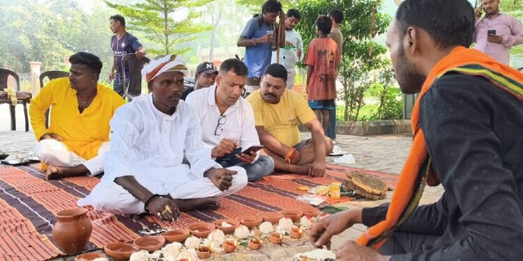 Jamshedpur Antyodaya Sanstha : जमशेदपुर में लावारिस शवों को सम्मानजनक विदाई दे रही अंत्योदय संस्था, 599 दिवंगतों के लिए किया पिंडदान