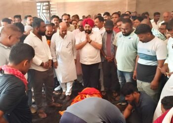 Jamshedpur xavier public school director funeral : छोटा गोविंदपुर निवासी ज़ेवियर पब्लिक स्कूल के संचालक सुनील सिंह पंचतत्व में विलीन, अमरप्रीत सिंह काले सहित कई वरिष्ठ नेताओं, समाजसेवियों, शिक्षाविदों एवं आम शहरवासियों ने नम आंखों से दी अंतिम विदाई Jamshedpur xavier public school director funeral : छोटा गोविंदपुर निवासी ज़ेवियर पब्लिक स्कूल के संचालक सुनील सिंह पंचतत्व में विलीन, अमरप्रीत सिंह काले सहित कई वरिष्ठ नेताओं, समाजसेवियों, शिक्षाविदों एवं आम शहरवासियों ने नम आंखों से दी अंतिम विदाई