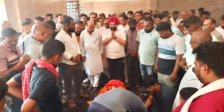 Jamshedpur xavier public school director funeral : छोटा गोविंदपुर निवासी ज़ेवियर पब्लिक स्कूल के संचालक सुनील सिंह पंचतत्व में विलीन, अमरप्रीत सिंह काले सहित कई वरिष्ठ नेताओं, समाजसेवियों, शिक्षाविदों एवं आम शहरवासियों ने नम आंखों से दी अंतिम विदाई Jamshedpur xavier public school director funeral : छोटा गोविंदपुर निवासी ज़ेवियर पब्लिक स्कूल के संचालक सुनील सिंह पंचतत्व में विलीन, अमरप्रीत सिंह काले सहित कई वरिष्ठ नेताओं, समाजसेवियों, शिक्षाविदों एवं आम शहरवासियों ने नम आंखों से दी अंतिम विदाई