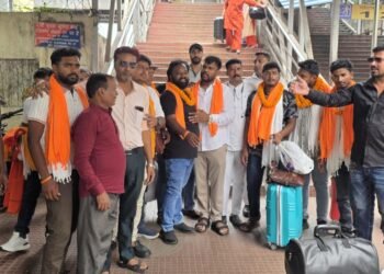 Jamshedpur seva yatri welcomed – टाटानगर स्टेशन पर बाइक सेवा यात्रा को पूर्ण कर लौटे कार्यकर्ता, सेवा, समर्पण और राष्ट्रनिर्माण के संकल्प के साथ लौटे सेवा यात्रियों का भव्य स्वागत : नीतिश कुशवाहा
