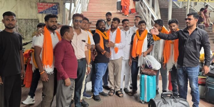 Jamshedpur seva yatri welcomed – टाटानगर स्टेशन पर बाइक सेवा यात्रा को पूर्ण कर लौटे कार्यकर्ता, सेवा, समर्पण और राष्ट्रनिर्माण के संकल्प के साथ लौटे सेवा यात्रियों का भव्य स्वागत : नीतिश कुशवाहा