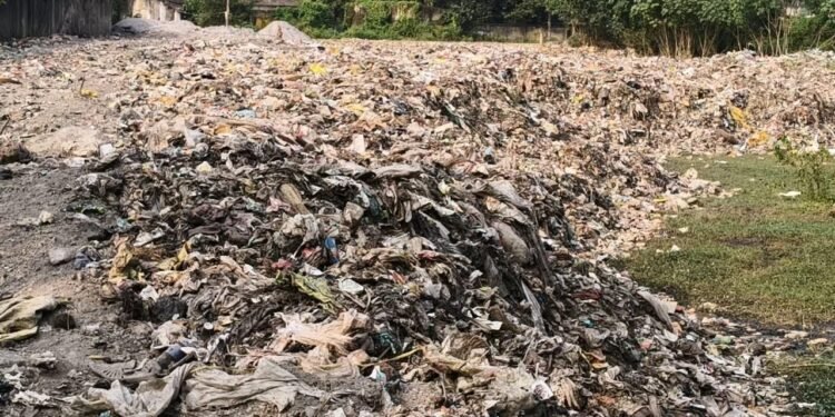 Jamshedpur garbage dumping issue – डिमना कचरा डंपिंग मामले में त्रिपक्षीय वार्ता की मांग, प्रशासन को सौंपा पत्र Jamshedpur garbage dumping issue – डिमना कचरा डंपिंग मामले में त्रिपक्षीय वार्ता की मांग, प्रशासन को सौंपा पत्र