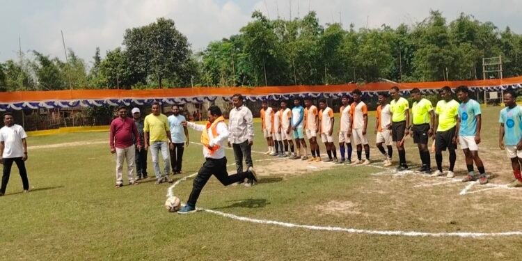 Jamshedpur rural football tournament – बहरागोड़ा के नयावासान में दो दिवसीय रघुनाथ मेमोरियल फुटबॉल प्रतियोगिता का शुभांरभ Jamshedpur rural football tournament – बहरागोड़ा के नयावासान में दो दिवसीय रघुनाथ मेमोरियल फुटबॉल प्रतियोगिता का शुभांरभ