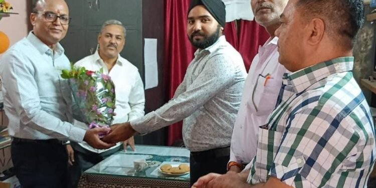 Tata Steel uisl gm visited kalimati school : टाटा स्टील यूटिलिटी इंफ्रास्ट्रक्चर एंड सर्विसेज लिमिटेड के जीएम आरके सिंह ने किया कालीमाटी विद्यालय का दौरा, बुनियादी सुविधाएं सुदृढ़ करने का दिया भरोसा Tata Steel uisl gm visited kalimati school : टाटा स्टील यूटिलिटी इंफ्रास्ट्रक्चर एंड सर्विसेज लिमिटेड के जीएम आरके सिंह ने किया कालीमाटी विद्यालय का दौरा, बुनियादी सुविधाएं सुदृढ़ करने का दिया भरोसा