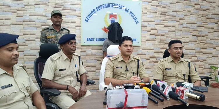 Jamshedpur police action – सीतारामडेरा बस स्टैंड से हथियार के साथ अपराधी गिरफ्तार, देसी पिस्टल और मैगजीन बरामद Jamshedpur police action – सीतारामडेरा बस स्टैंड से हथियार के साथ अपराधी गिरफ्तार, देसी पिस्टल और मैगजीन बरामद