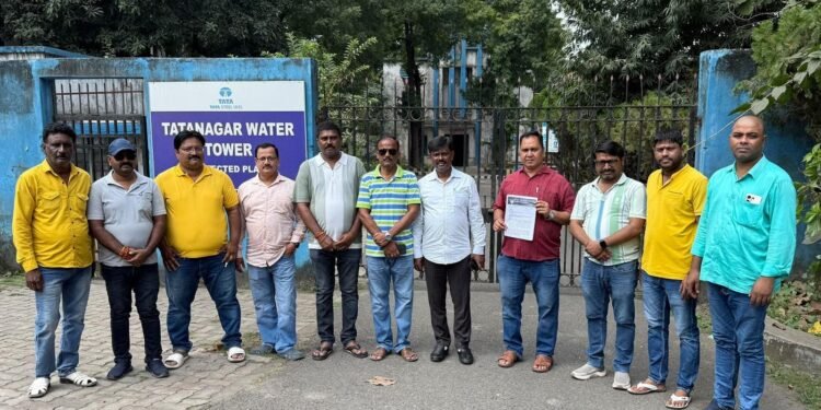Jamshedpur bjp demand from tata steel uisl : टाटा स्टील यूआइएसएल के कार्यालय पहुंचा भाजपा का प्रतिनिधिमंडल, त्योहार में हर दिन तीन टाइम पानी और तय समय पर पानी देने की उठायी मांग Jamshedpur bjp demand from tata steel uisl : टाटा स्टील यूआइएसएल के कार्यालय पहुंचा भाजपा का प्रतिनिधिमंडल, त्योहार में हर दिन तीन टाइम पानी और तय समय पर पानी देने की उठायी मांग