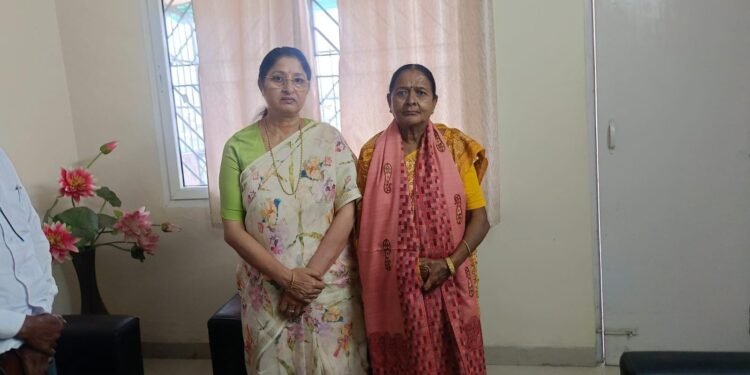 Jharkhand chutni mahato honoured by central minister : केंद्रीय मंत्री अन्नपूर्णा देवी ने पद्मश्री छुटनी महतो को अंगवस्त्र भेंट कर किया सम्मानित, अंधविश्वास से जनता को बचाने के लिए तैयार हुई संयुक्त मुहिम Jharkhand chutni mahato honoured by central minister : केंद्रीय मंत्री अन्नपूर्णा देवी ने पद्मश्री छुटनी महतो को अंगवस्त्र भेंट कर किया सम्मानित, अंधविश्वास से जनता को बचाने के लिए तैयार हुई संयुक्त मुहिम