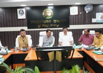 Jamshedpur administration meeting for revenue : कोल्हान के कमीश्नर ने की राजस्व संग्रहण एवं नीलाम पत्र वादों की समीक्षा बैठक, वार्षिक लक्ष्य की प्राप्ति के लिए कार्ययोजना बनाकर कार्य करने का दिया गया निर्देश Jamshedpur administration meeting for revenue : कोल्हान के कमीश्नर ने की राजस्व संग्रहण एवं नीलाम पत्र वादों की समीक्षा बैठक, वार्षिक लक्ष्य की प्राप्ति के लिए कार्ययोजना बनाकर कार्य करने का दिया गया निर्देश