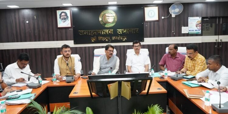 Jamshedpur administration meeting for revenue : कोल्हान के कमीश्नर ने की राजस्व संग्रहण एवं नीलाम पत्र वादों की समीक्षा बैठक, वार्षिक लक्ष्य की प्राप्ति के लिए कार्ययोजना बनाकर कार्य करने का दिया गया निर्देश Jamshedpur administration meeting for revenue : कोल्हान के कमीश्नर ने की राजस्व संग्रहण एवं नीलाम पत्र वादों की समीक्षा बैठक, वार्षिक लक्ष्य की प्राप्ति के लिए कार्ययोजना बनाकर कार्य करने का दिया गया निर्देश