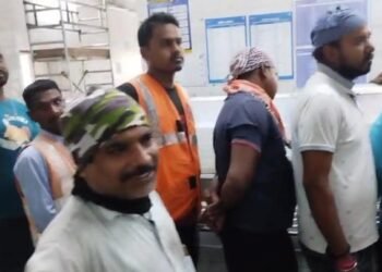 Tata steel canteen hungama : टाटा स्टील के कैंटीन में नाश्ता और खाने के लिए बिलबिलाते रहे कर्मचारी, नयी व्यवस्था लागू होते ही मची अफरा तफरी, हंगामा, देखिये – video Tata steel canteen hungama : टाटा स्टील के कैंटीन में नाश्ता और खाने के लिए बिलबिलाते रहे कर्मचारी, नयी व्यवस्था लागू होते ही मची अफरा तफरी, हंगामा, देखिये – video