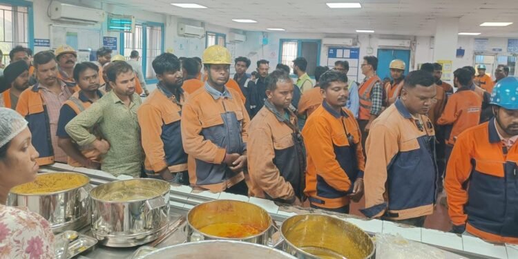 Tata steel canteen hungama : टाटा स्टील के कैंटीन में नाश्ता और खाने के लिए बिलबिलाते रहे कर्मचारी, नयी व्यवस्था लागू होते ही मची अफरा तफरी, हंगामा, देखिये – video