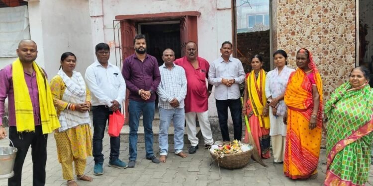 Jamshedpur bjp sonari : सोनारी पंचवटी नगर बस्ती एवं शिव मंदिर परिसर में स्वच्छता अभियान एवं सामूहिक जलपान का आयोजन, कार्यकर्ताओं ने लिया जोश के साथ हिस्सा Jamshedpur bjp sonari : सोनारी पंचवटी नगर बस्ती एवं शिव मंदिर परिसर में स्वच्छता अभियान एवं सामूहिक जलपान का आयोजन, कार्यकर्ताओं ने लिया जोश के साथ हिस्सा