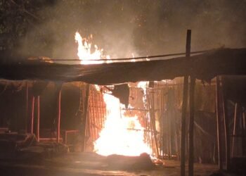 Jamshedpur fire : गोलमुरी सब्जी बाजार में लगी आग, दुकान स्वाहा, देखिये – video Jamshedpur fire : गोलमुरी सब्जी बाजार में लगी आग, दुकान स्वाहा, देखिये – video