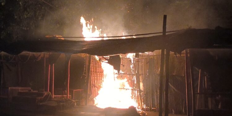Jamshedpur fire : गोलमुरी सब्जी बाजार में लगी आग, दुकान स्वाहा, देखिये – video Jamshedpur fire : गोलमुरी सब्जी बाजार में लगी आग, दुकान स्वाहा, देखिये – video