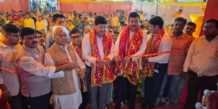Jamshedpur durga puja  : सिदगोड़ा एल 4 एरिया दुर्गा पूजा कमेटी के पूजा पंडाल का उदघाटन, जमशेदपुर के डीसी, टाटा स्टील के वीपी समेत कई दिग्गजों ने काटा फीता