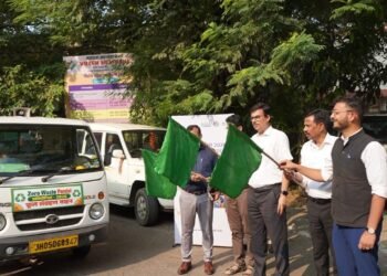 Jamshedpur zero waste pandal : जमशेदपुर में जीरो वेस्ट पंडाल प्रतियोगिता , फूल संग्रहण वाहनों को उपायुक्त, नगर आयुक्त एवं एसडीओ ने हरी झंडी दिखाकर किया रवाना