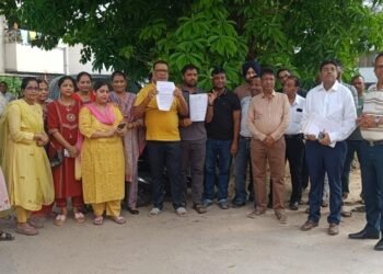 Jamshedpur rajendranagar colony issue : साकची राजेंद्र नगर न्यू कॉलोनी में अंडरग्राउंड वायरिंग को लेकर विवाद, समिति ने धार्मिक उल्लंघन के आरोपों को बताया बेबुनियाद, 25 में से 24 प्लॉट धारक समिति के साथ, एक व्यक्ति गलत आरोप लगाकर उपायुक्त कार्यालय पहुंचे थे आत्मदाह करने