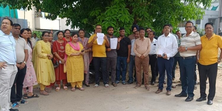 Jamshedpur rajendranagar colony issue : साकची राजेंद्र नगर न्यू कॉलोनी में अंडरग्राउंड वायरिंग को लेकर विवाद, समिति ने धार्मिक उल्लंघन के आरोपों को बताया बेबुनियाद, 25 में से 24 प्लॉट धारक समिति के साथ, एक व्यक्ति गलत आरोप लगाकर उपायुक्त कार्यालय पहुंचे थे आत्मदाह करने Jamshedpur rajendranagar colony issue : साकची राजेंद्र नगर न्यू कॉलोनी में अंडरग्राउंड वायरिंग को लेकर विवाद, समिति ने धार्मिक उल्लंघन के आरोपों को बताया बेबुनियाद, 25 में से 24 प्लॉट धारक समिति के साथ, एक व्यक्ति गलत आरोप लगाकर उपायुक्त कार्यालय पहुंचे थे आत्मदाह करने