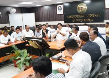 Jamshedpur SIR action of dc : जमशेदपुर में डीसी ने इलेक्ट्रोल लीटरेसी क्लब के लोगों के साथ की बैठक, इआरओ, एइआरओ से लेकर कंप्यूटर ऑपरेटरों तक की लगी क्लास Jamshedpur SIR action of dc : जमशेदपुर में डीसी ने इलेक्ट्रोल लीटरेसी क्लब के लोगों के साथ की बैठक, इआरओ, एइआरओ से लेकर कंप्यूटर ऑपरेटरों तक की लगी क्लास