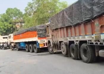 Jamshedpur vehicle owners protest – भुइयांडीह से वाहनों का वायर चोरी होने से लोगों में आक्रोश, वाहन मालिकों ने गोलमुरी से सीतारामडेरा बस स्टैंड गोलचक्कर तक सड़क किया जाम, देखिए – video Jamshedpur vehicle owners protest – भुइयांडीह से वाहनों का वायर चोरी होने से लोगों में आक्रोश, वाहन मालिकों ने गोलमुरी से सीतारामडेरा बस स्टैंड गोलचक्कर तक सड़क किया जाम, देखिए – video