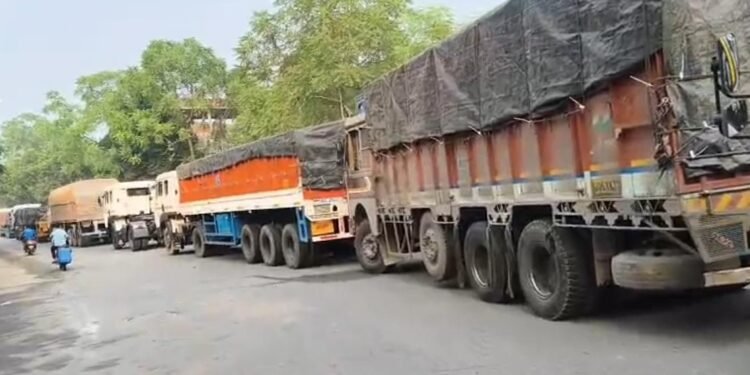 Jamshedpur vehicle owners  protest – भुइयांडीह से वाहनों का वायर चोरी होने से लोगों में आक्रोश, वाहन मालिकों ने गोलमुरी से सीतारामडेरा बस स्टैंड गोलचक्कर तक सड़क किया जाम, देखिए – video