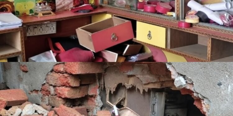 Jamshedpur theft – बागबेड़ा के आभूषण दुकान में सेंधमारी, दीवार तोड़कर चोरों ने 5 लाख से अधिक के आभूषण लेकर हुए फरार Jamshedpur theft – बागबेड़ा के आभूषण दुकान में सेंधमारी, दीवार तोड़कर चोरों ने 5 लाख से अधिक के आभूषण लेकर हुए फरार