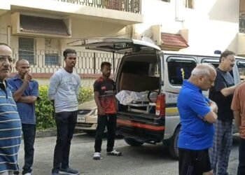 Jamshedpur roof incident : सोनारी में छत से गिरकर बुजुर्ग की मौत, मॉर्निंग वॉक करने गये थे छत पर, देखिए – video Jamshedpur roof incident : सोनारी में छत से गिरकर बुजुर्ग की मौत, मॉर्निंग वॉक करने गये थे छत पर, देखिए – video
